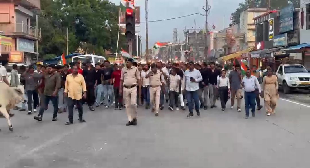 वंदे मातरम को लेकर भाजपा और कांग्रेस कार्यकर्ताओं के बीच जमकर